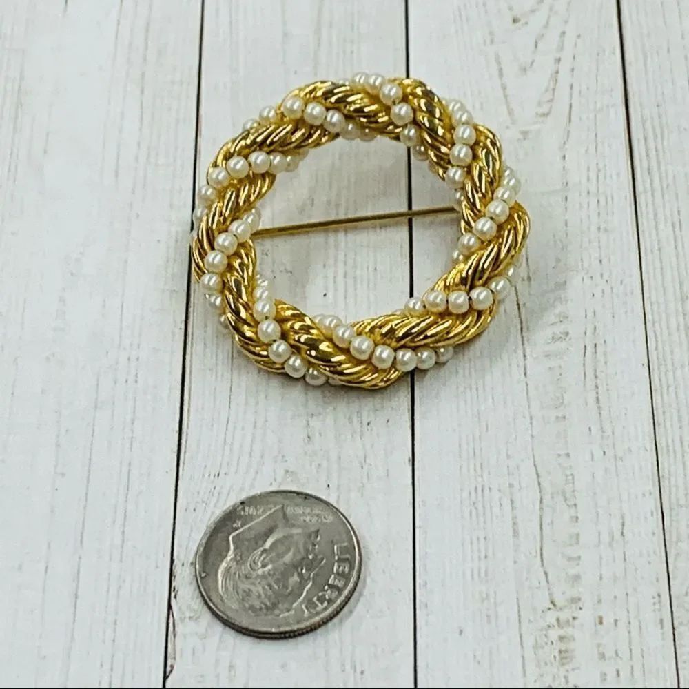 VTG Pearl And Gold Circle Brooch‎